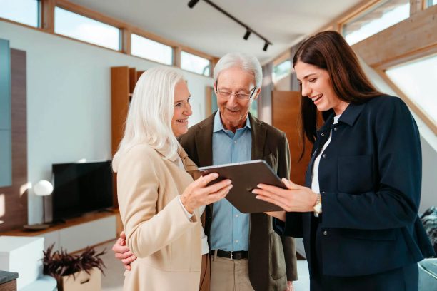 hombre-y-mujer-asesorados-por-una-agente