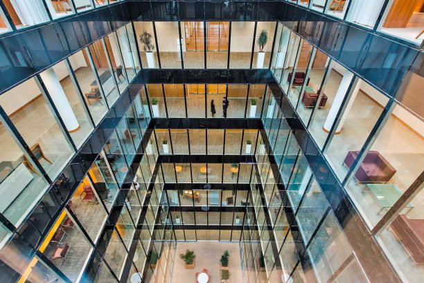 patio-interior-edificio-de-cristal